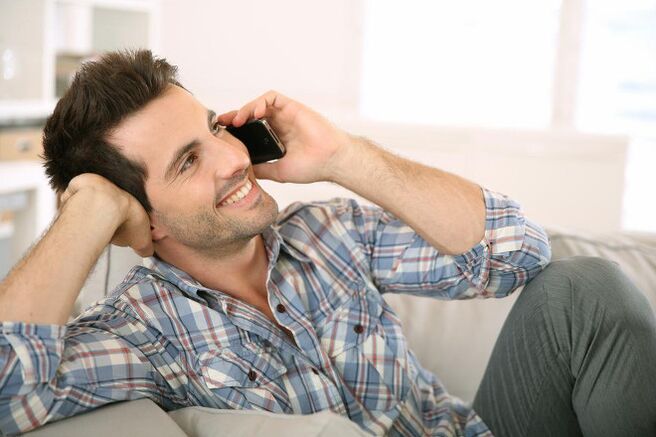 აღგზნებულად გრძნობს, მამაკაცი ტელეფონზე დიდხანს ელაპარაკება ქალს
